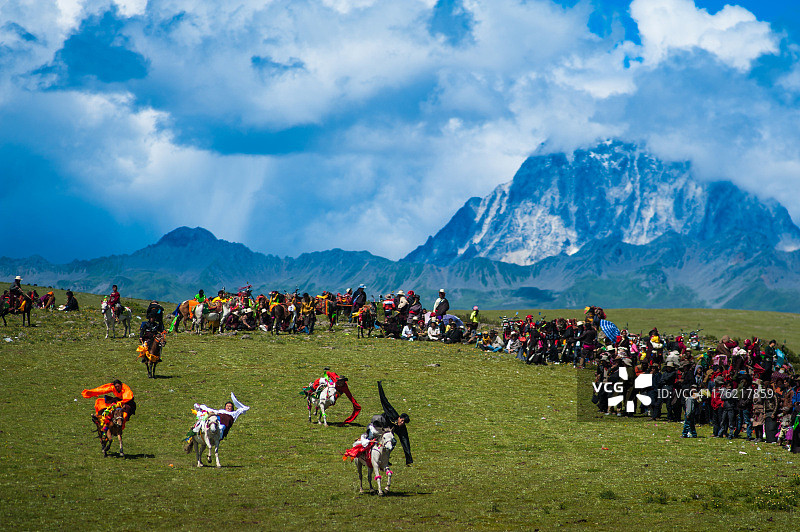 中国四川藏区赛马图片素材