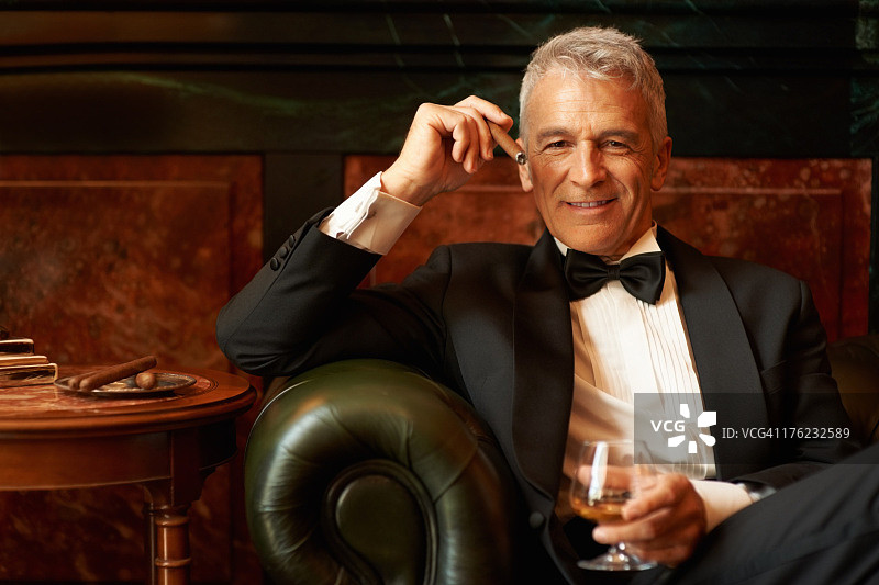 男人享受雪茄和白兰地图片素材