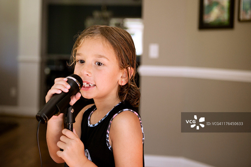 唱歌的女孩图片素材