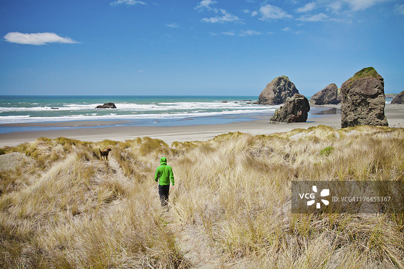 在海滩的男人图片素材
