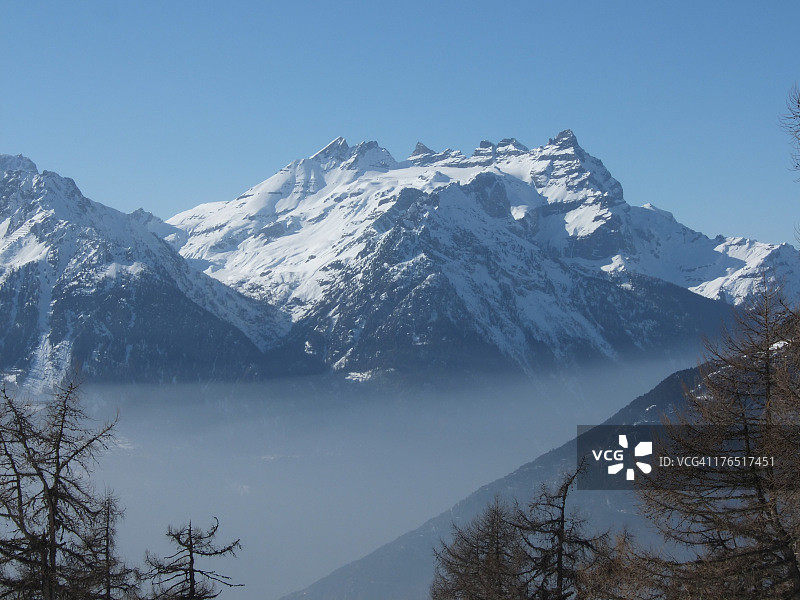 瑞士迪朗峰下的薄雾图片素材