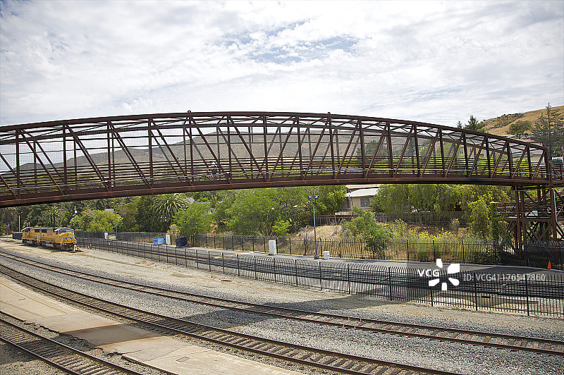 火车轨道上的打开的桥梁图片素材