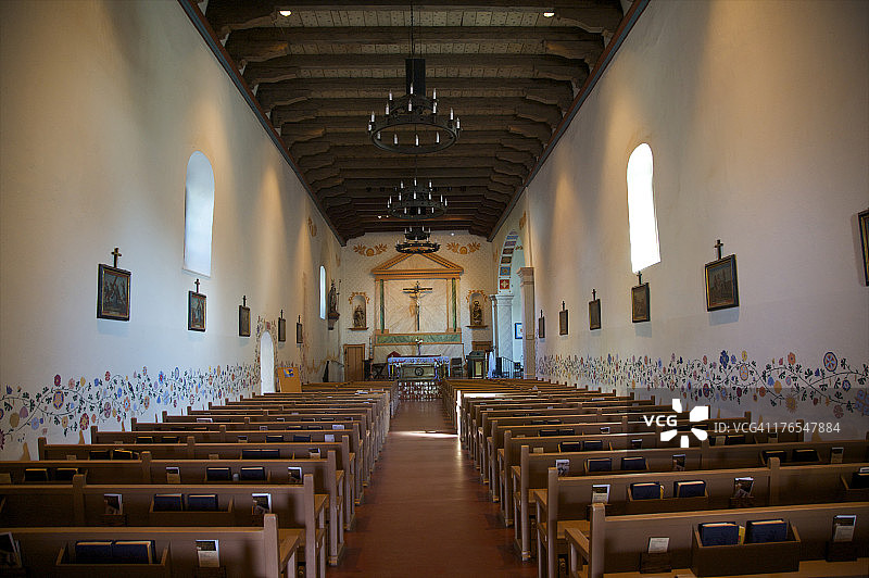 中央通道狭窄的教堂图片素材