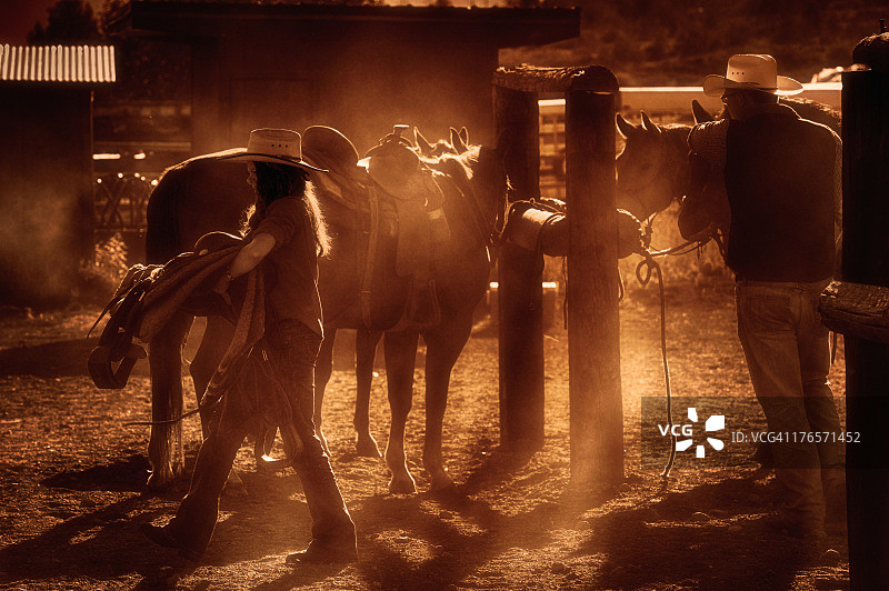 牛仔卸下马鞍图片素材