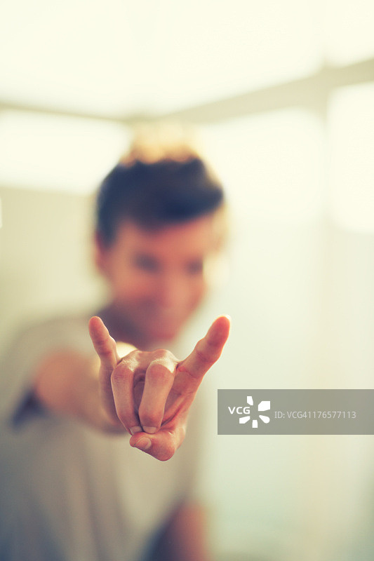 一个潮人的手势图片素材