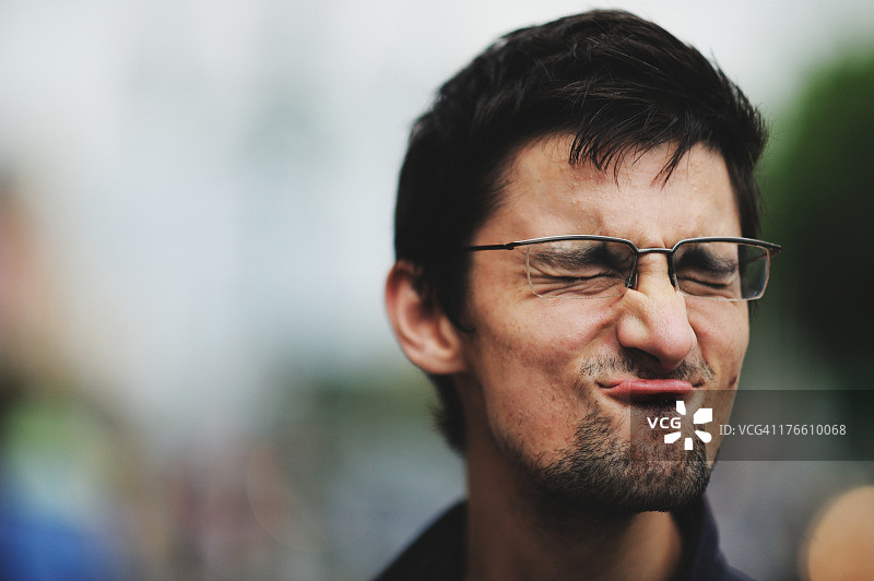 做鬼脸的男人图片素材