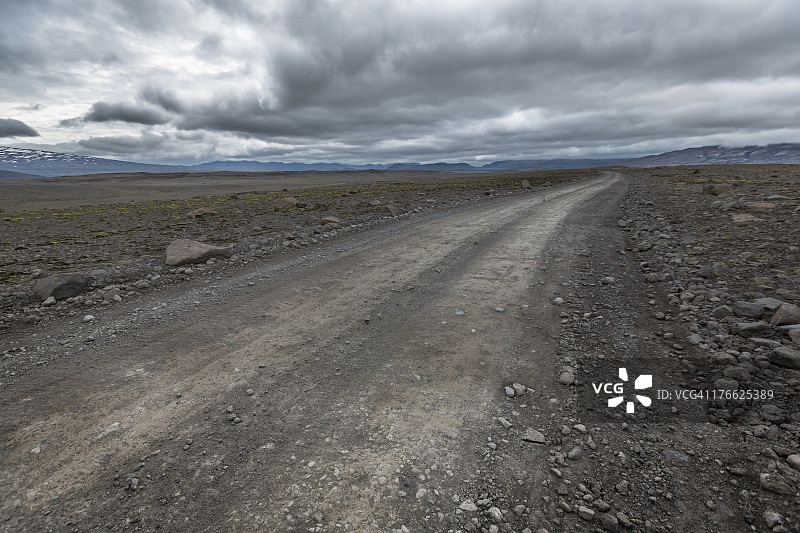 冰岛荒凉地区的空旷道路图片素材