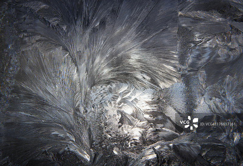 奥地利冰晶覆盖的窗户特写图片素材