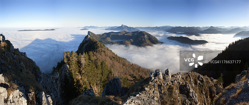 奥地利萨尔茨卡默古特：被雾覆盖的阿尔卑斯山麓图片素材