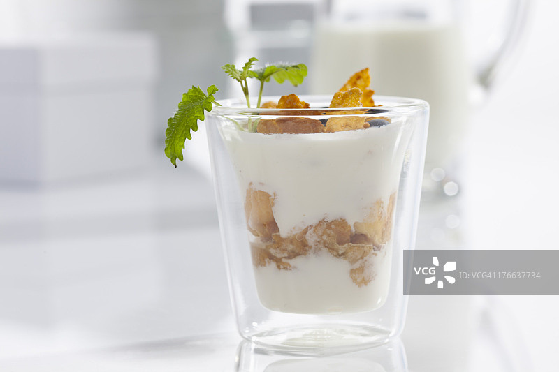 白色背景上的酸奶麦片玉米片，特写镜头图片素材