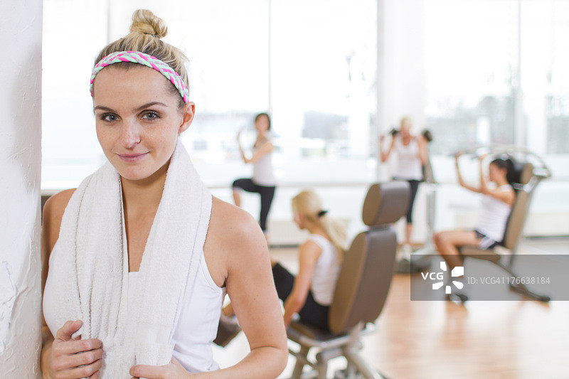 德国勃兰登堡健身房女教练肖像图片素材
