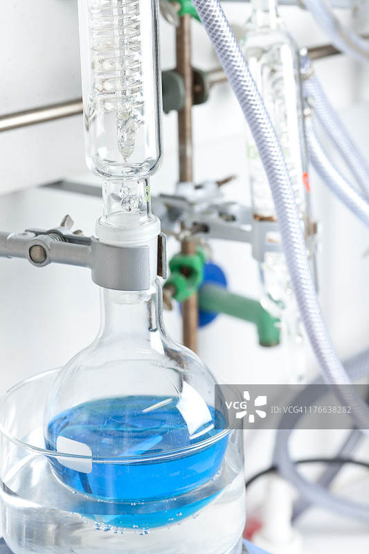 德国化学实验室烧瓶中的蓝色液体图片素材