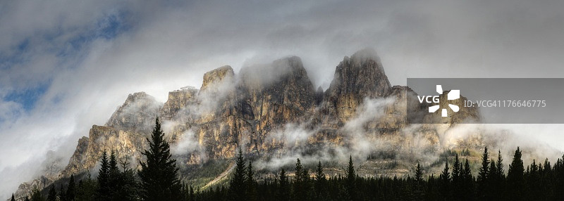 云雾缭绕的城堡山图片素材