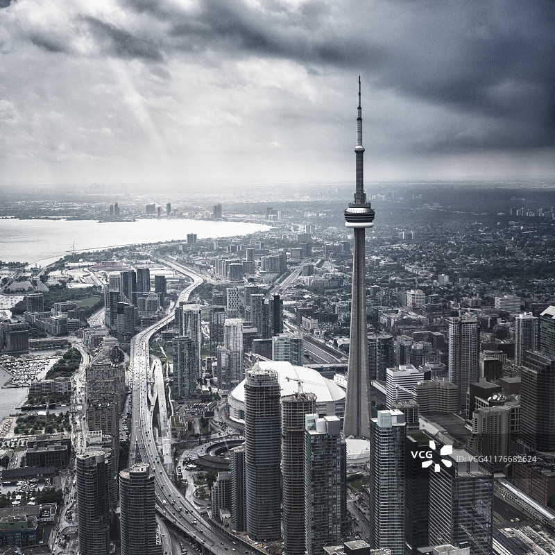 暴风雨中的多伦多鸟瞰图图片素材