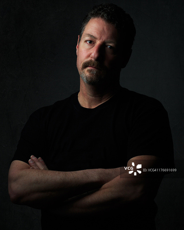 穿黑色T恤的男人肖像图片素材