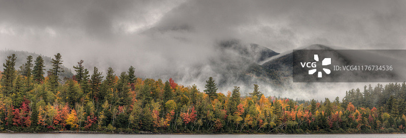 小白脸从云层中浮现图片素材
