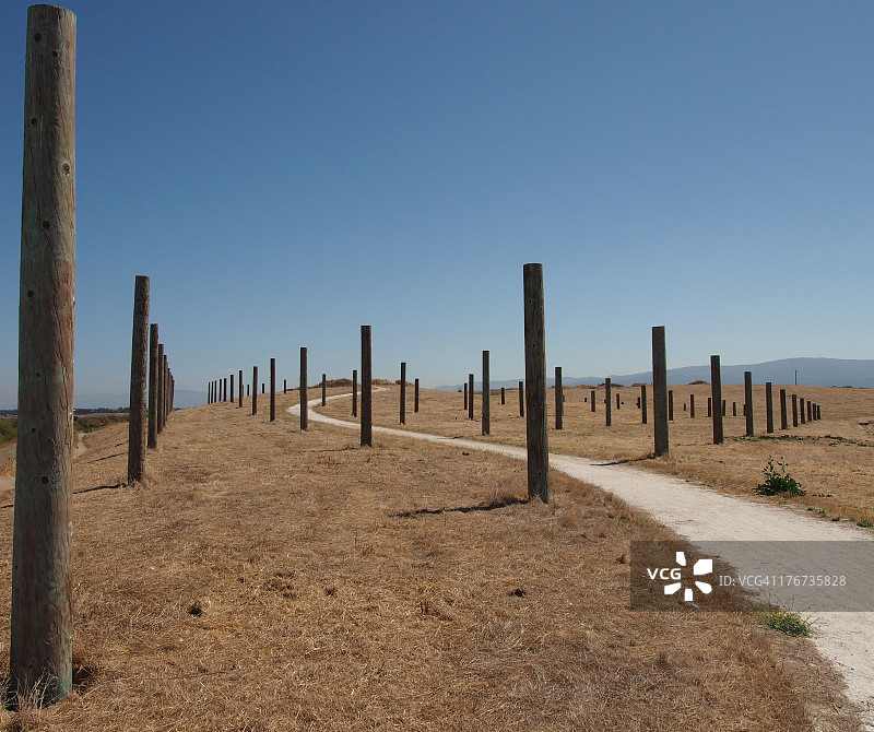 小路和柱子图片素材