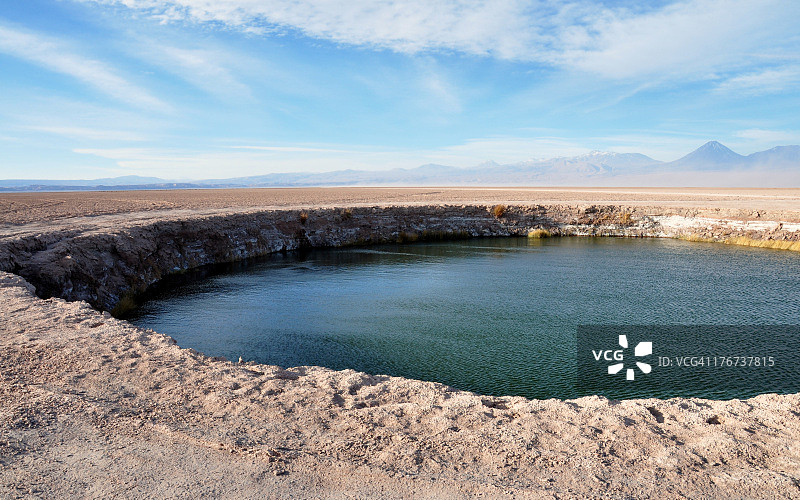 阿塔卡马沙漠的天坑泻湖图片素材