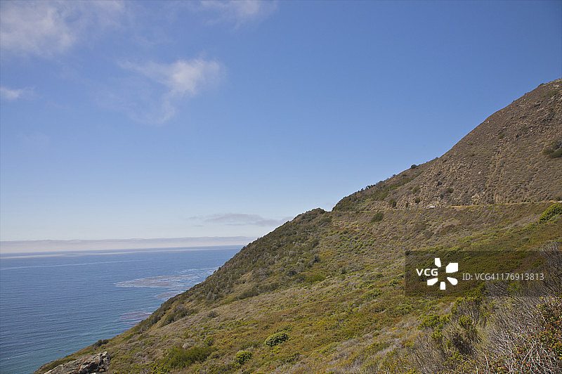 太平洋沿岸悬崖上的倾斜绿色植被图片素材