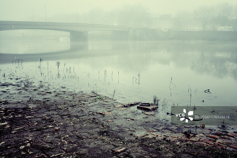 雾气弥漫的清晨桥梁图片素材