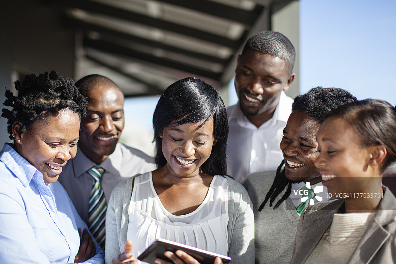 一起工作和微笑的商务同事图片素材