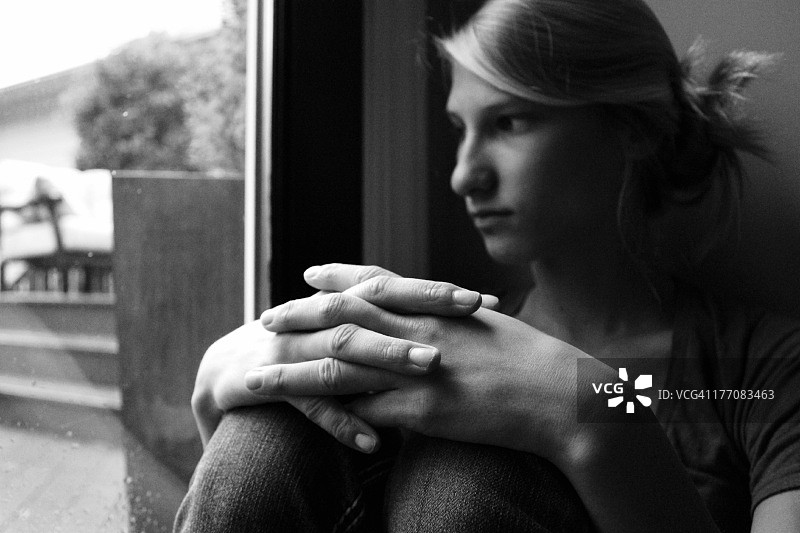 沉思的女孩图片素材