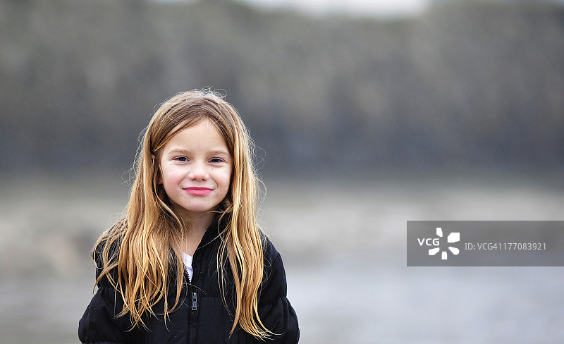 雾中的女孩图片素材
