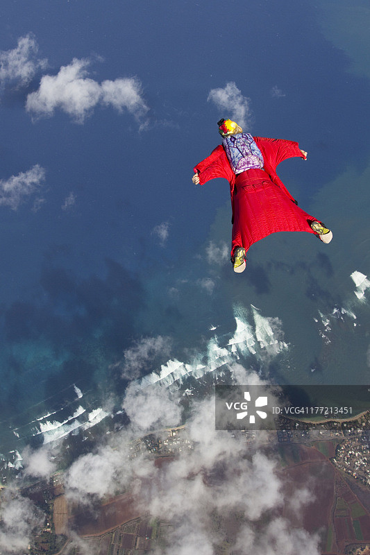 翼装飞行员在海面上空飞行图片素材