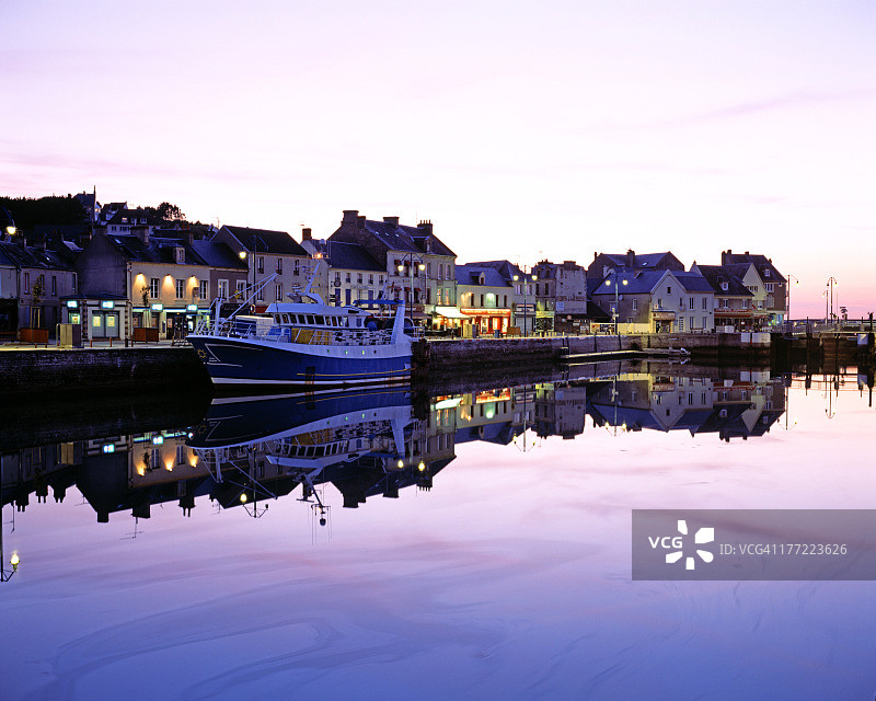 日落时分的渔镇图片素材