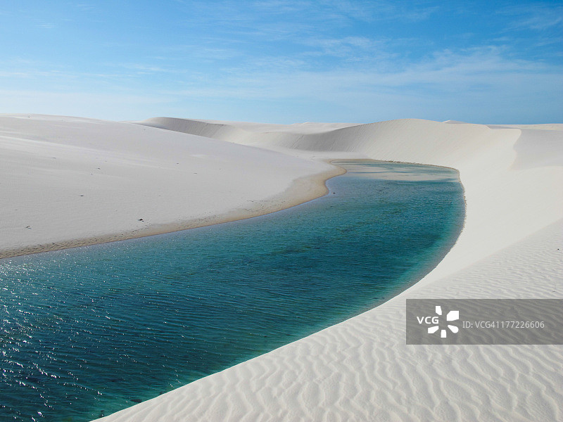 马拉尼昂湿地，蓝色泻湖和白色沙滩图片素材