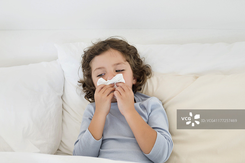 男孩感冒了图片素材