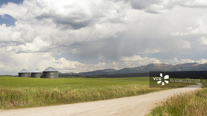 粮仓和农田上的远处雨景图片素材
