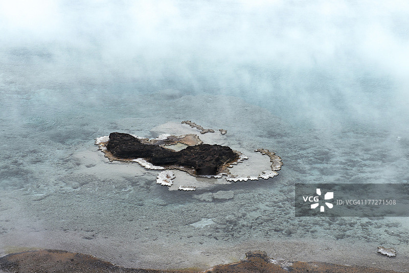 水中雾气腾腾的小岛图片素材