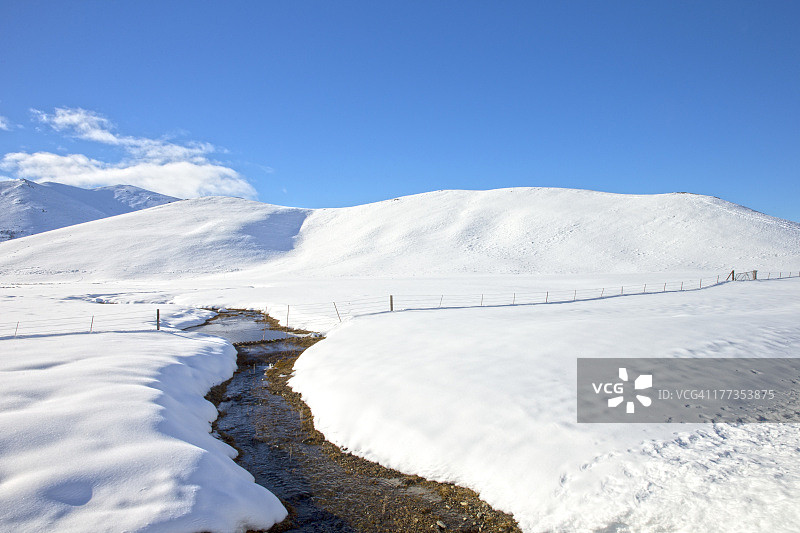 溪流穿过雪原图片素材