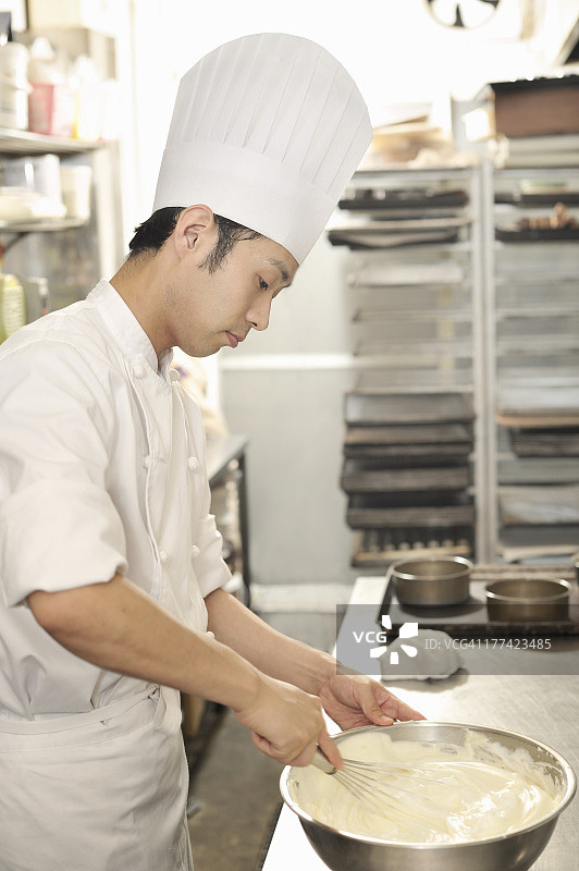 糕点师打发奶油图片素材