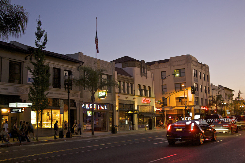 商店、汽车和黄昏时的路灯图片素材