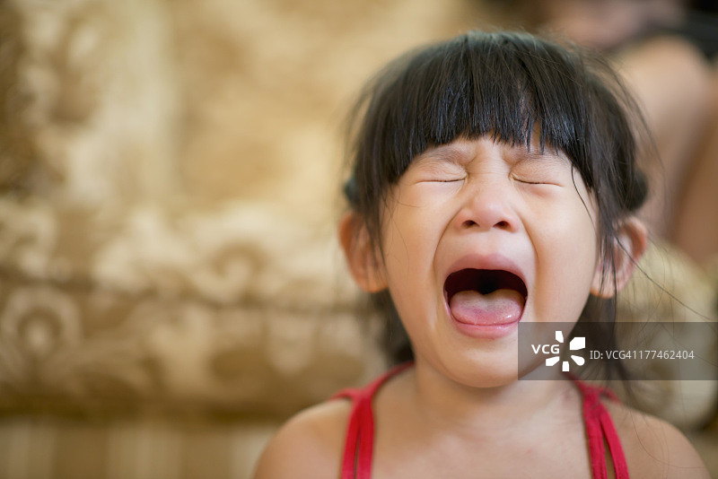 张开嘴歇斯底里地哭泣的小女孩图片素材