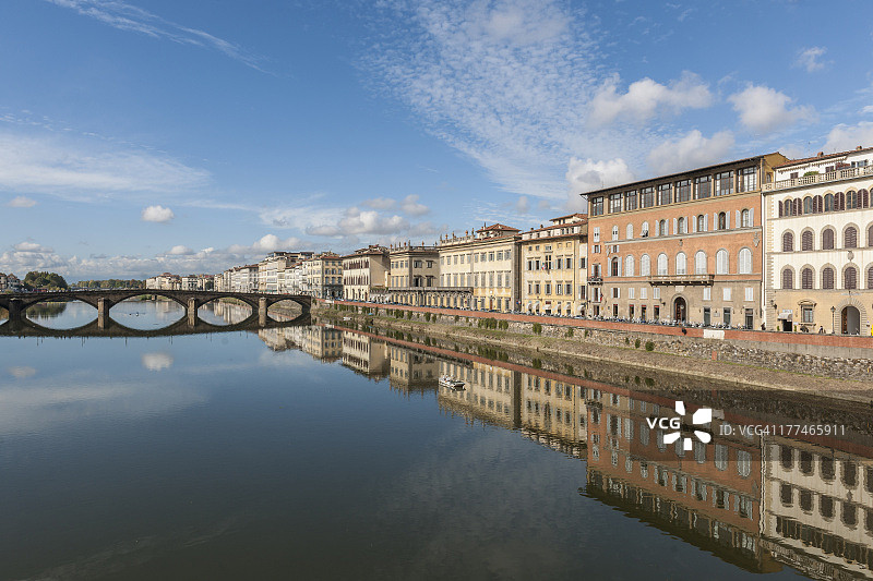 圣三一桥与阿诺河景观图片素材