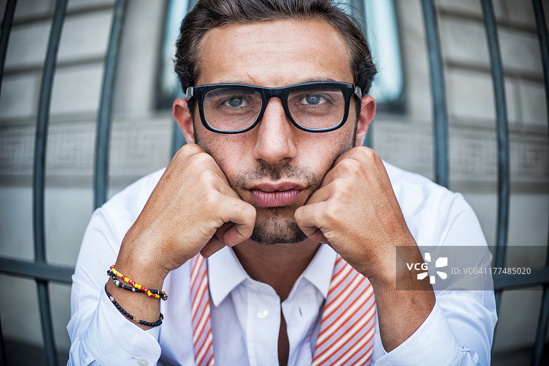 监狱里感到无聊的商人图片素材