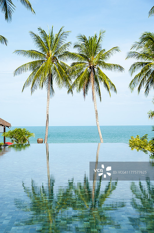 泰国苏梅岛拉迈海滩的无边泳池图片素材