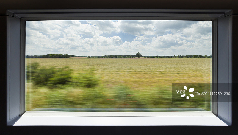 高速列车外的景色图片素材