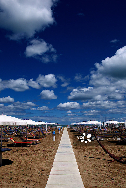 在海滩上！图片素材