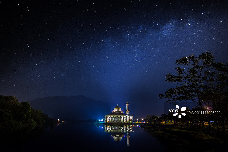 星空下的清真寺图片素材
