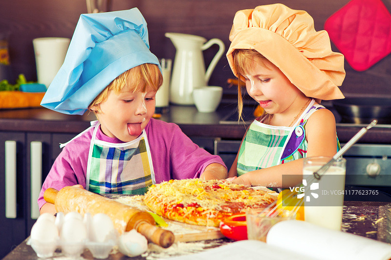 厨房里的姐弟图片素材