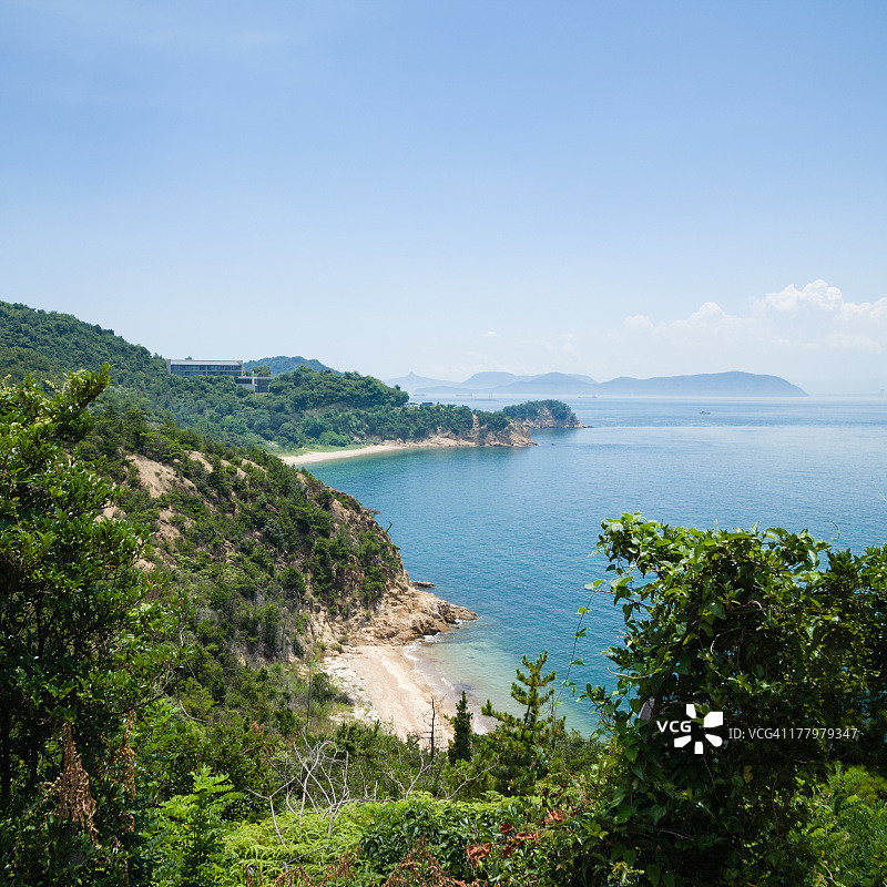 平静的海面和郁郁葱葱的岛屿海岸线，日本图片素材