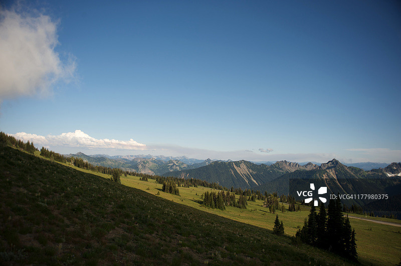 雷尼尔山的阴影图片素材
