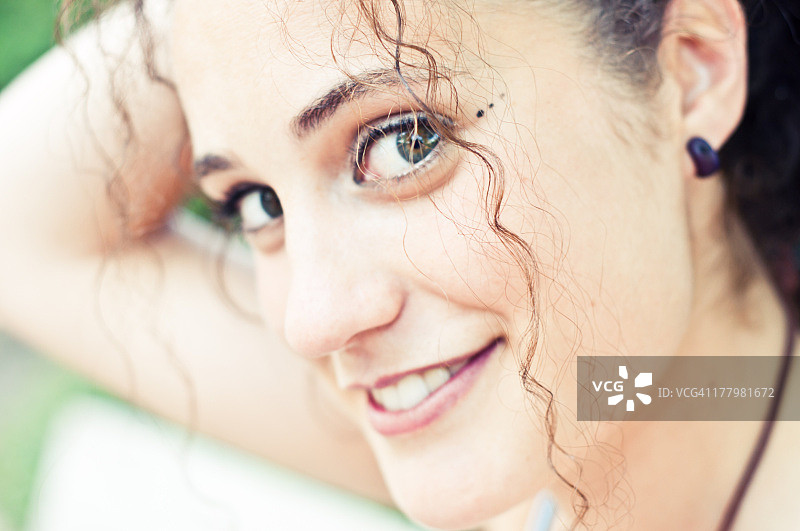 面带甜美笑容的美丽女人图片素材