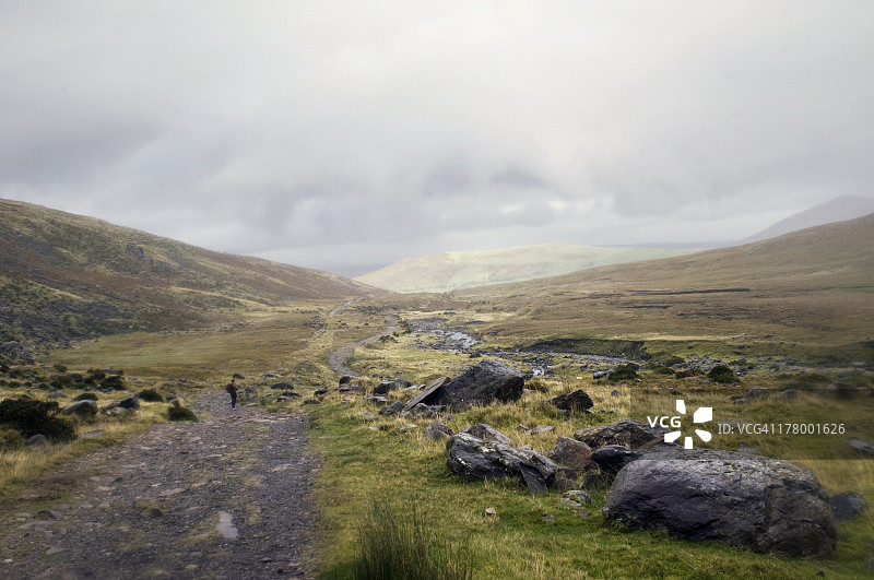 穿过爱尔兰牧场和山脉的小路图片素材
