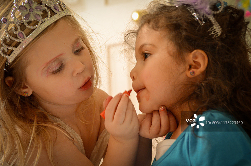 玩化妆品的年轻女孩图片素材