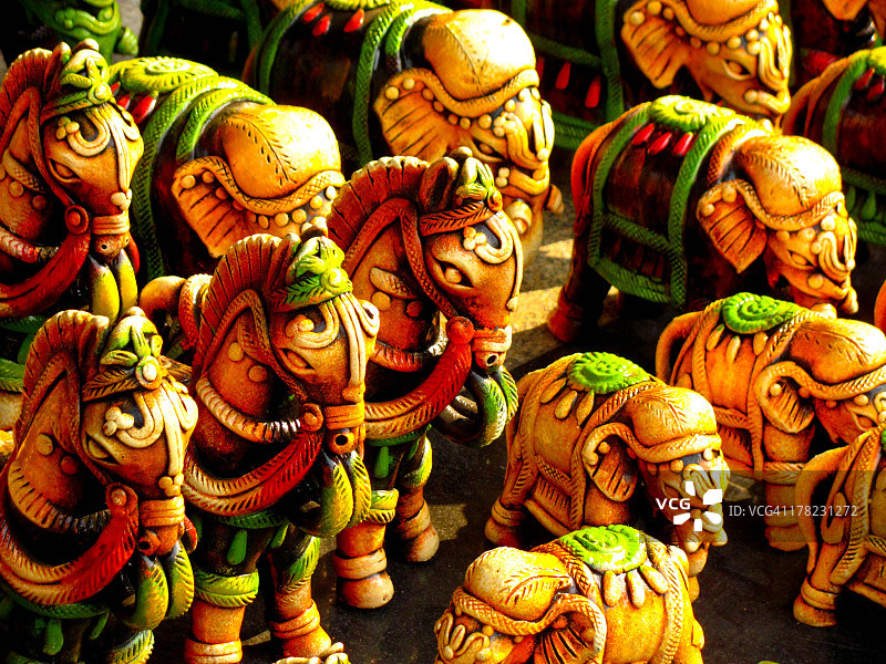 彩绘泥马和大象图片素材